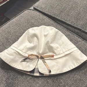 Burberry toddler bucket hat. White with Burberry plaid bow.